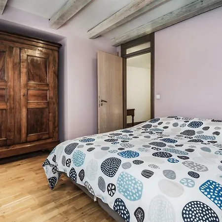 10 Rue Des Dentelles 5pc Apartment